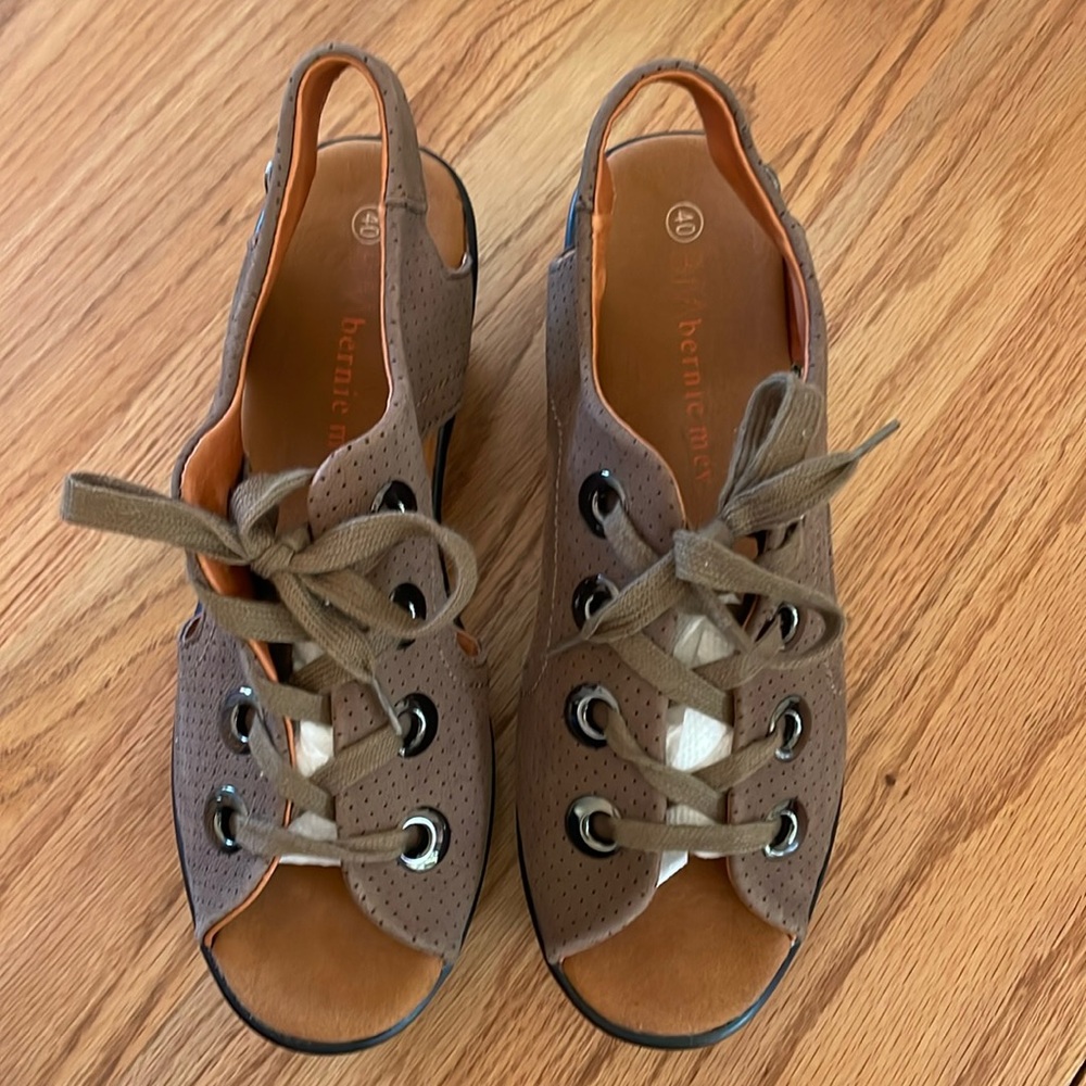 Cute tie up Bernie Mevs wedges